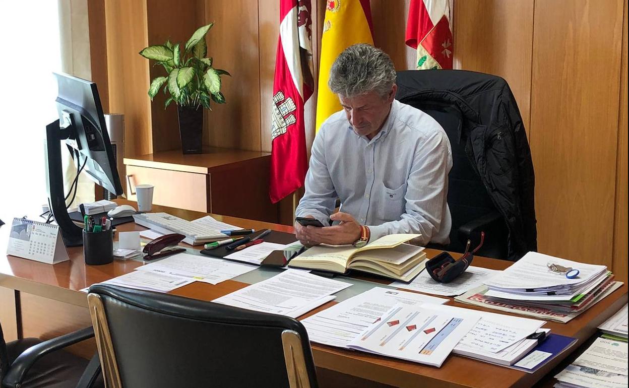 Sarbelio Fernández en su mesa de trabajo en el despacho de la alcaldía de Arroyo de la Encomienda. 