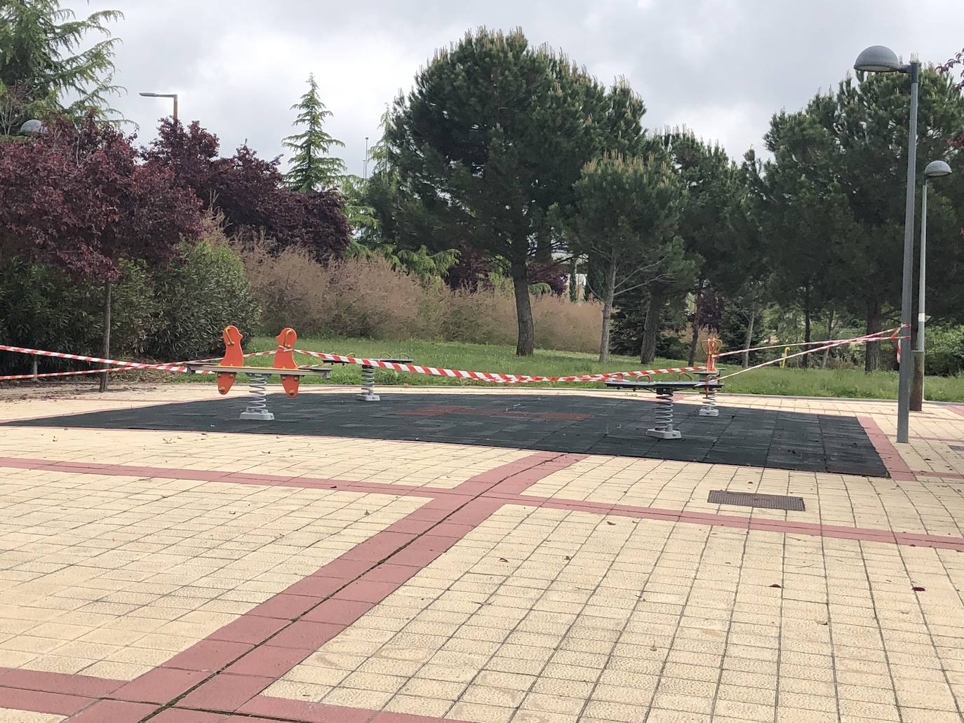 Fila de niños esperando su turno para acceder al kiosco Piruletas de La Vega en Arroyo. 