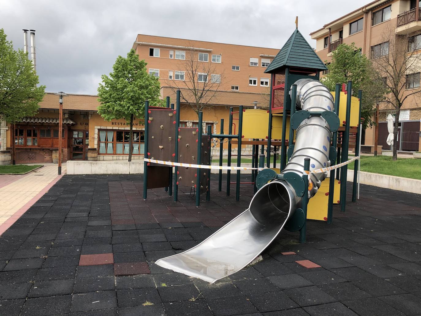Fila de niños esperando su turno para acceder al kiosco Piruletas de La Vega en Arroyo. 