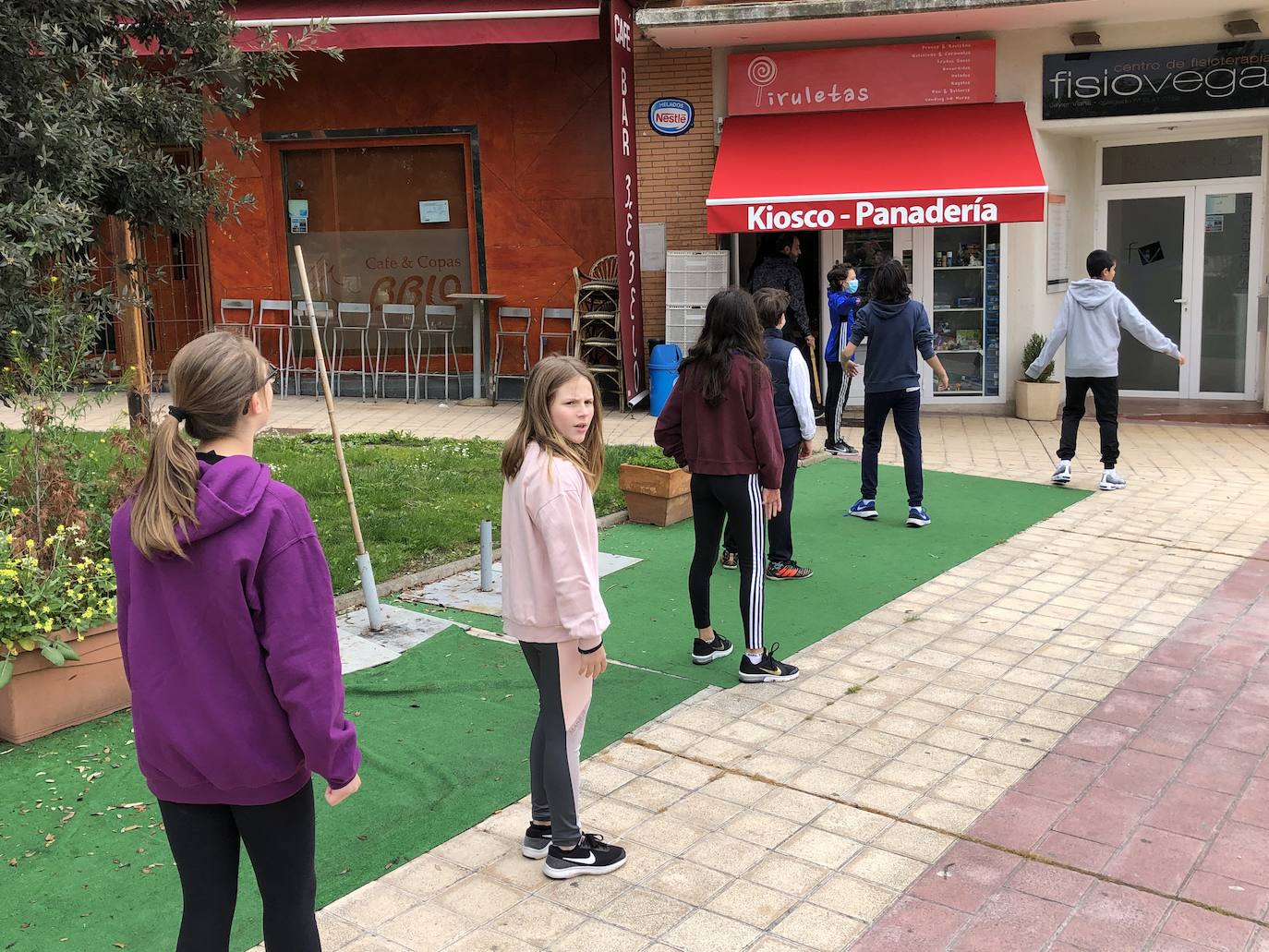 Fila de niños esperando su turno para acceder al kiosco Piruletas de La Vega en Arroyo. 