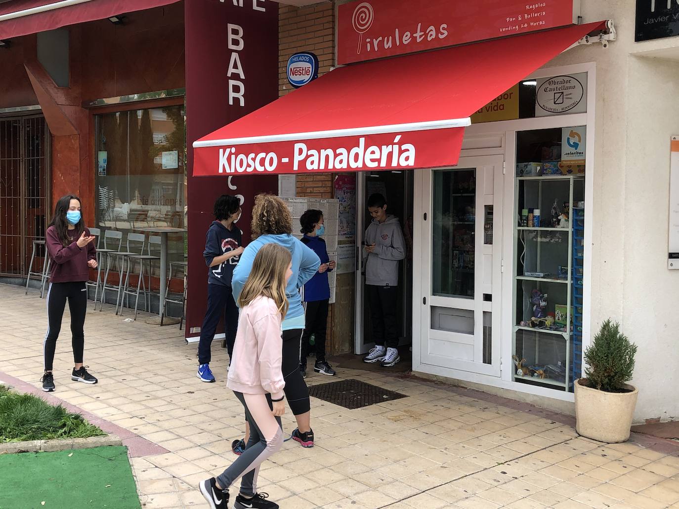 Fila de niños esperando su turno para acceder al kiosco Piruletas de La Vega en Arroyo. 
