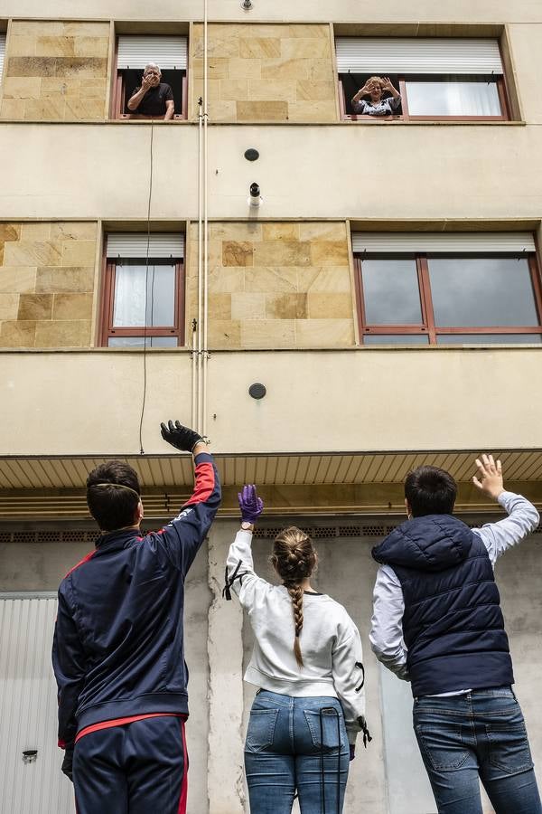 Fila de niños esperando su turno para acceder al kiosco Piruletas de La Vega en Arroyo. 