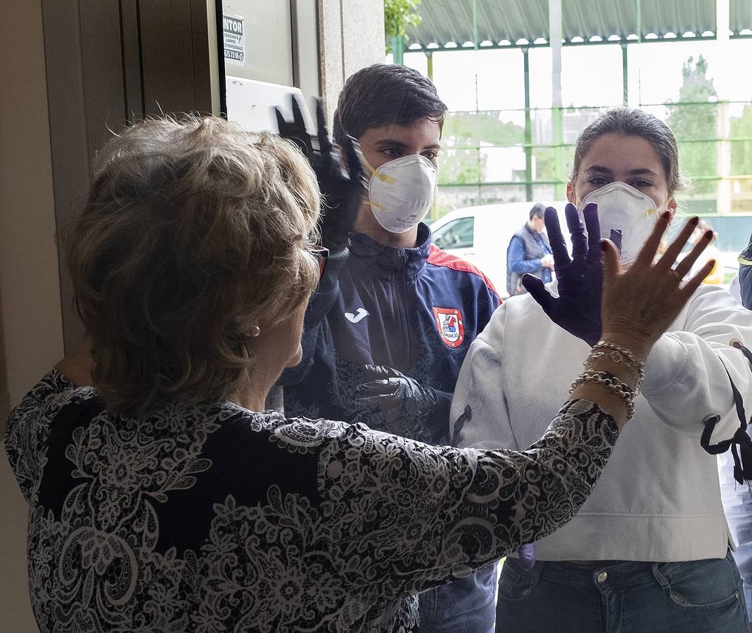 Fila de niños esperando su turno para acceder al kiosco Piruletas de La Vega en Arroyo. 