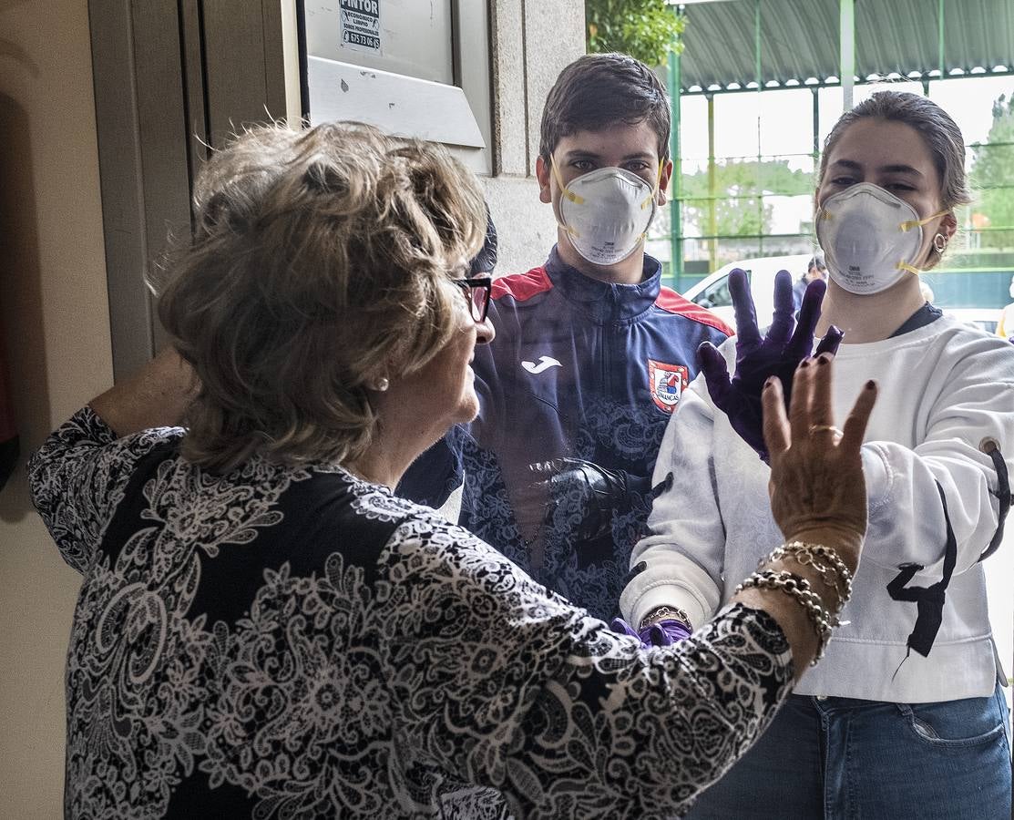 Fila de niños esperando su turno para acceder al kiosco Piruletas de La Vega en Arroyo. 