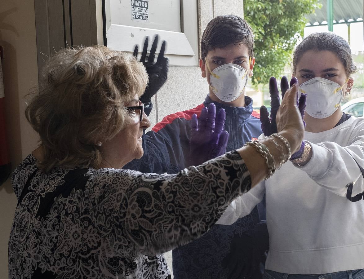 Fila de niños esperando su turno para acceder al kiosco Piruletas de La Vega en Arroyo. 