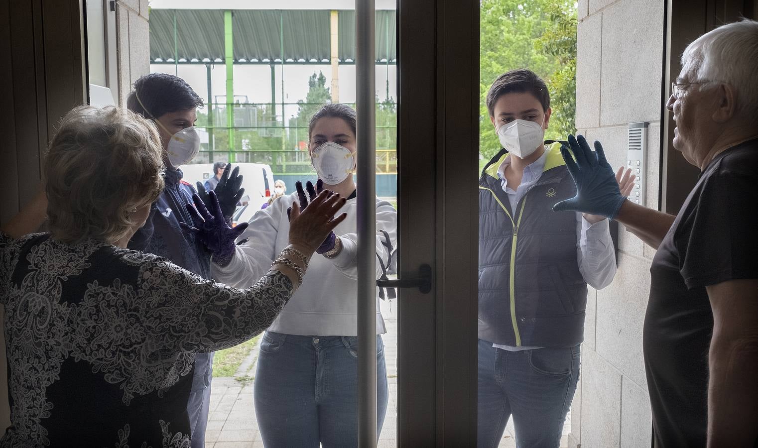 Fila de niños esperando su turno para acceder al kiosco Piruletas de La Vega en Arroyo. 