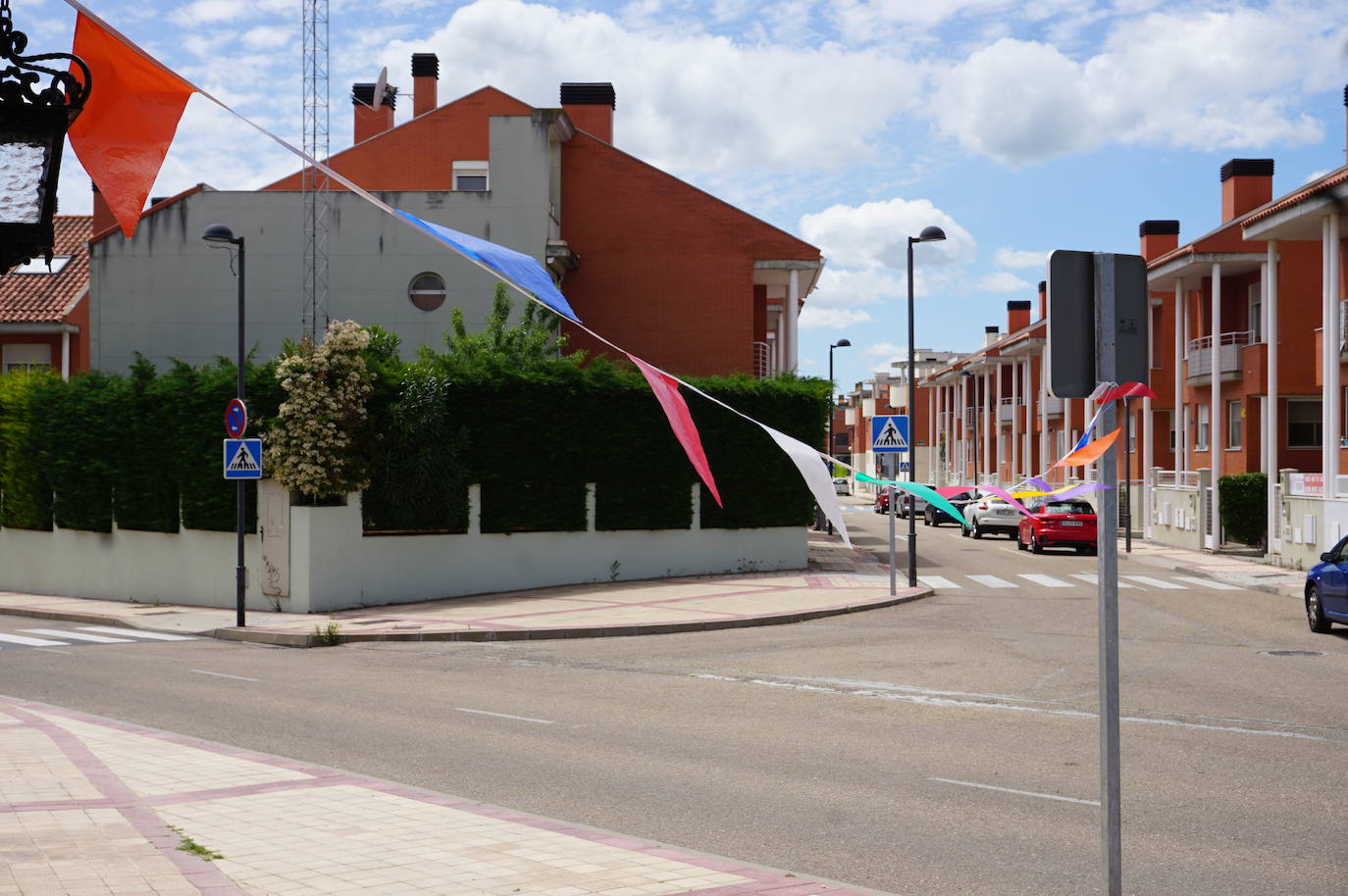 Las casas de los vecinos de toda la vida de Arroyo núcleo han amanecido engalanadas y decoradas para recordar que comenzarían las fiestas de 2020 en honor a San Juan Evangelista. 