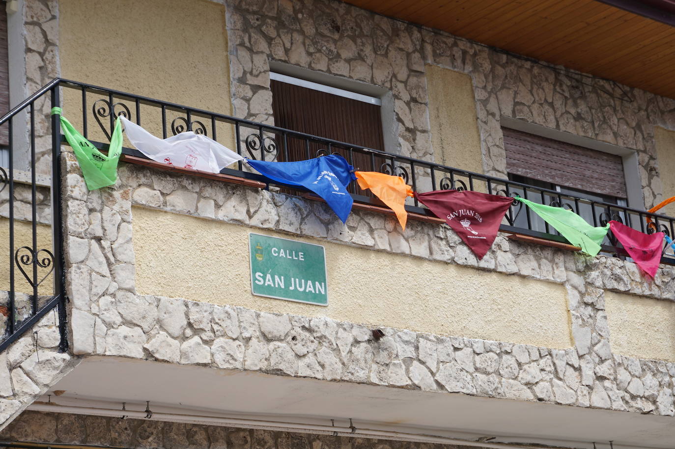 Las casas de los vecinos de toda la vida de Arroyo núcleo han amanecido engalanadas y decoradas para recordar que comenzarían las fiestas de 2020 en honor a San Juan Evangelista. 