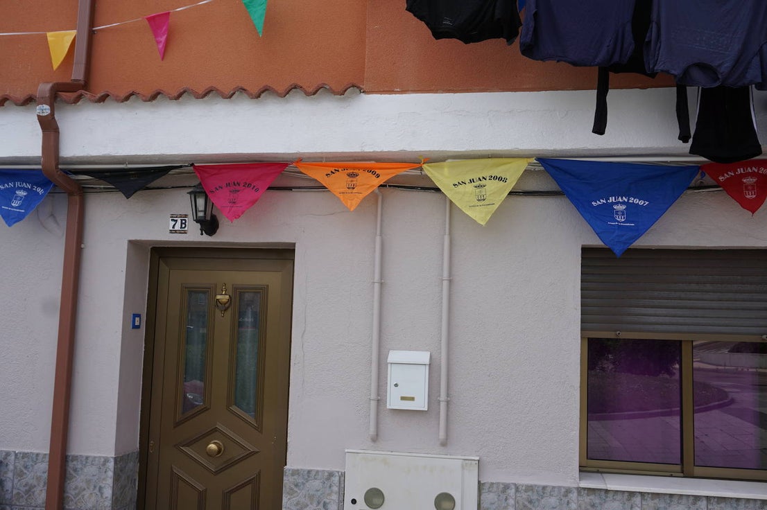 Las casas de los vecinos de toda la vida de Arroyo núcleo han amanecido engalanadas y decoradas para recordar que comenzarían las fiestas de 2020 en honor a San Juan Evangelista. 