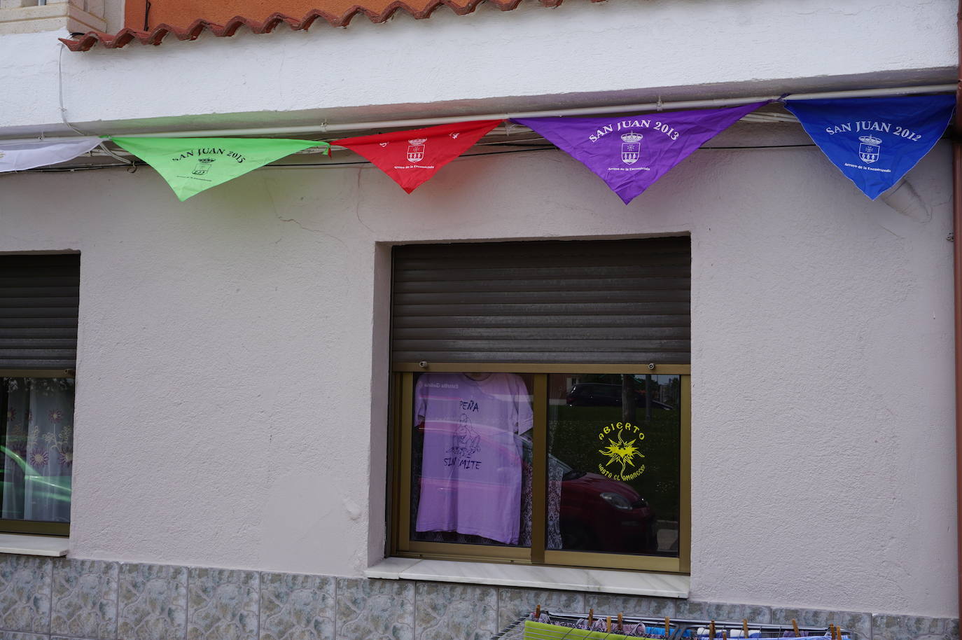 Las casas de los vecinos de toda la vida de Arroyo núcleo han amanecido engalanadas y decoradas para recordar que comenzarían las fiestas de 2020 en honor a San Juan Evangelista. 