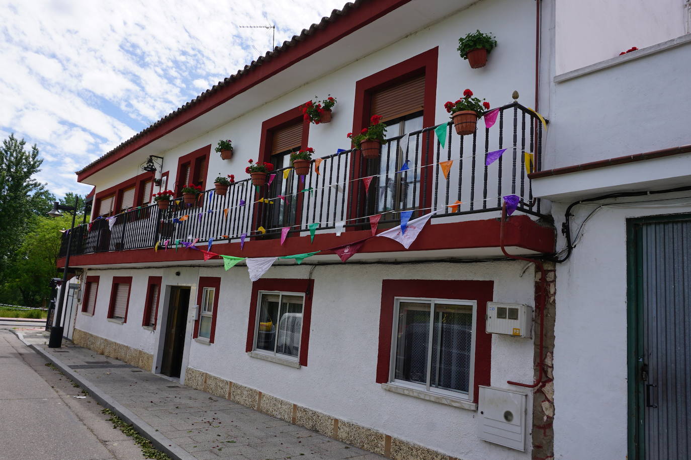 Las casas de los vecinos de toda la vida de Arroyo núcleo han amanecido engalanadas y decoradas para recordar que comenzarían las fiestas de 2020 en honor a San Juan Evangelista. 