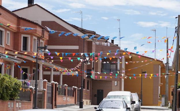 Imagen principal - Coronavirus en Valladolid: Arroyo anima a sus vecinos a celebrar las fiestas de San Juan de forma virtual y conjunta
