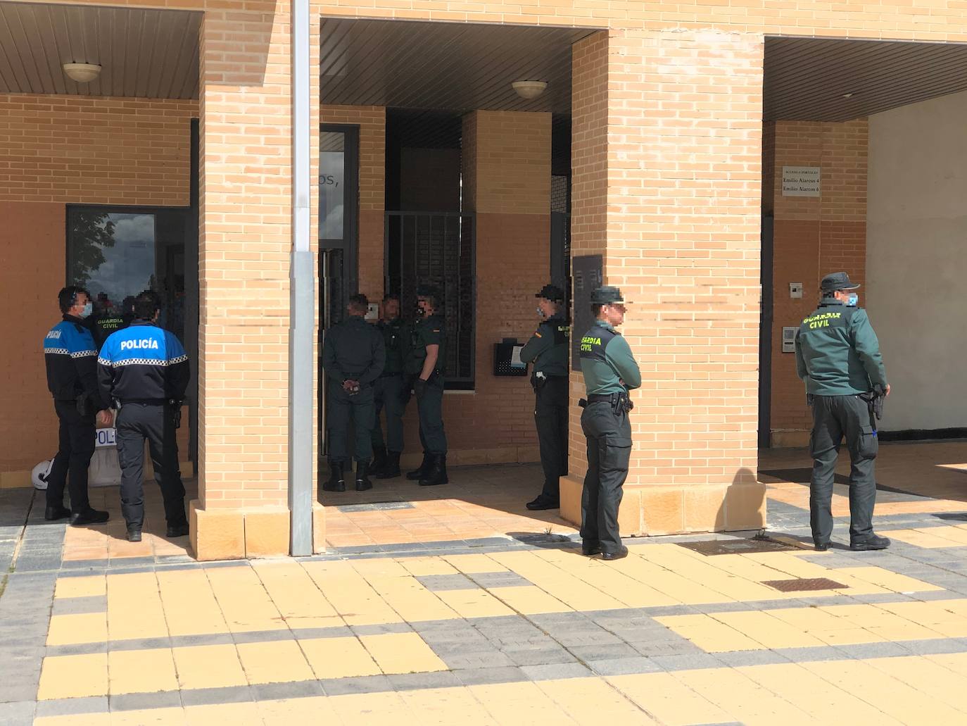 Fotos: Aparatosa intervención en Arroyo ante una llamada de alarma al 112 de una mujer con un brote psicótico