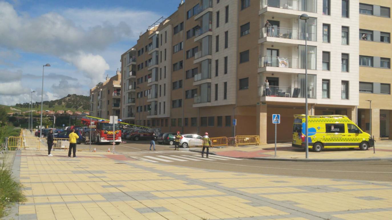 Fotos: Aparatosa intervención en Arroyo ante una llamada de alarma al 112 de una mujer con un brote psicótico