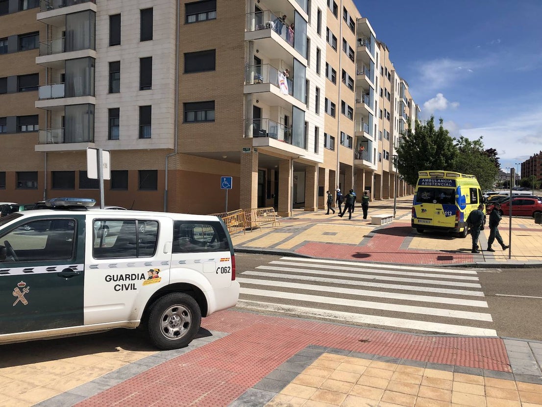 Fotos: Aparatosa intervención en Arroyo ante una llamada de alarma al 112 de una mujer con un brote psicótico