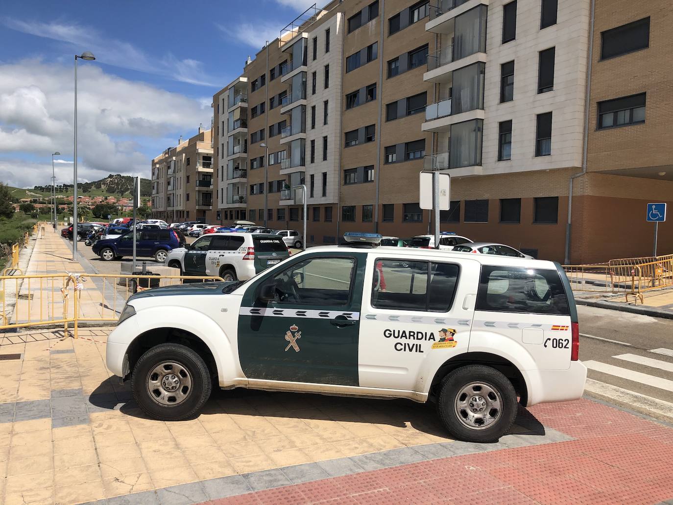 Fotos: Aparatosa intervención en Arroyo ante una llamada de alarma al 112 de una mujer con un brote psicótico