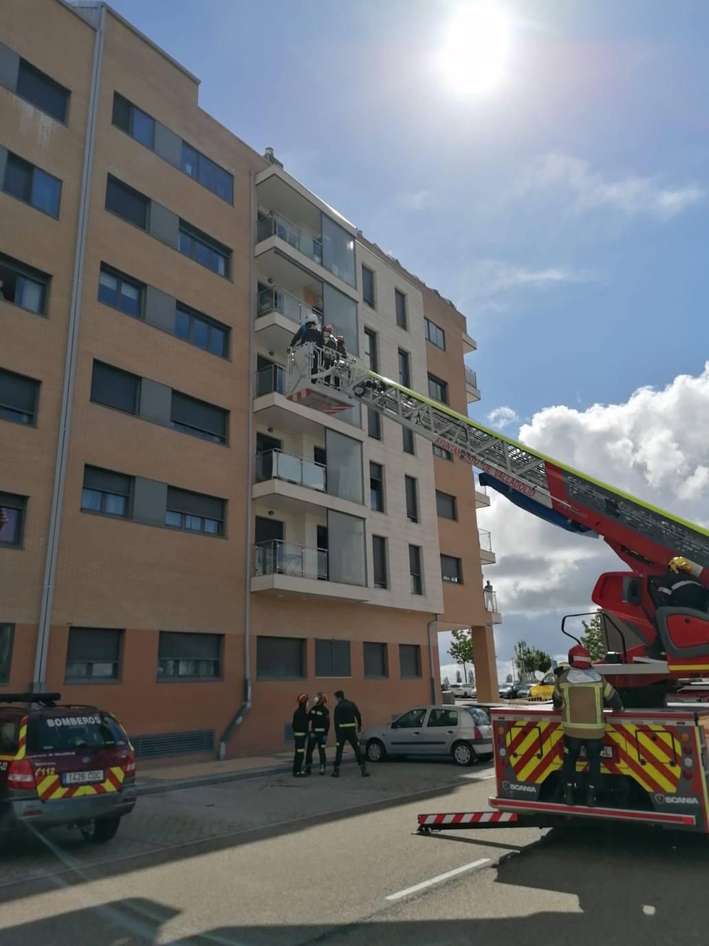 Fotos: Aparatosa intervención en Arroyo ante una llamada de alarma al 112 de una mujer con un brote psicótico