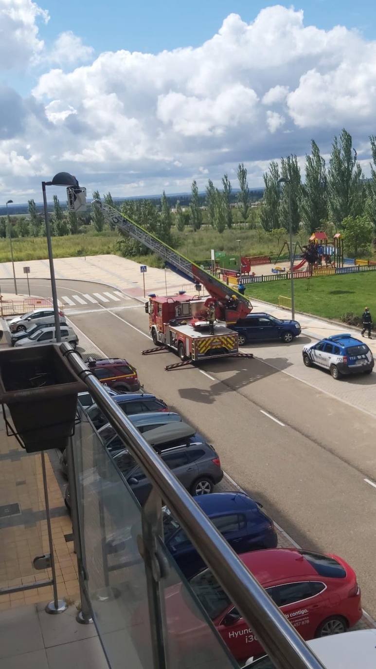 Fotos: Aparatosa intervención en Arroyo ante una llamada de alarma al 112 de una mujer con un brote psicótico