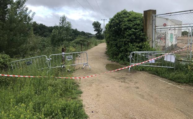 Corte en el tramo detrás de las obras de demolición de la antigua fábrica de Smurfit. 