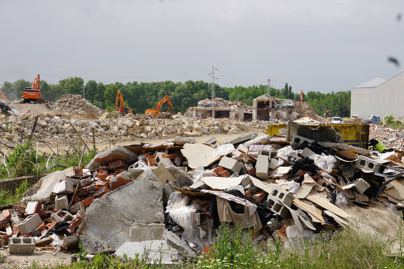 Fotos: Demolición fábrica Smurfit y urbanización parcela sector SE-02 en Arroyo