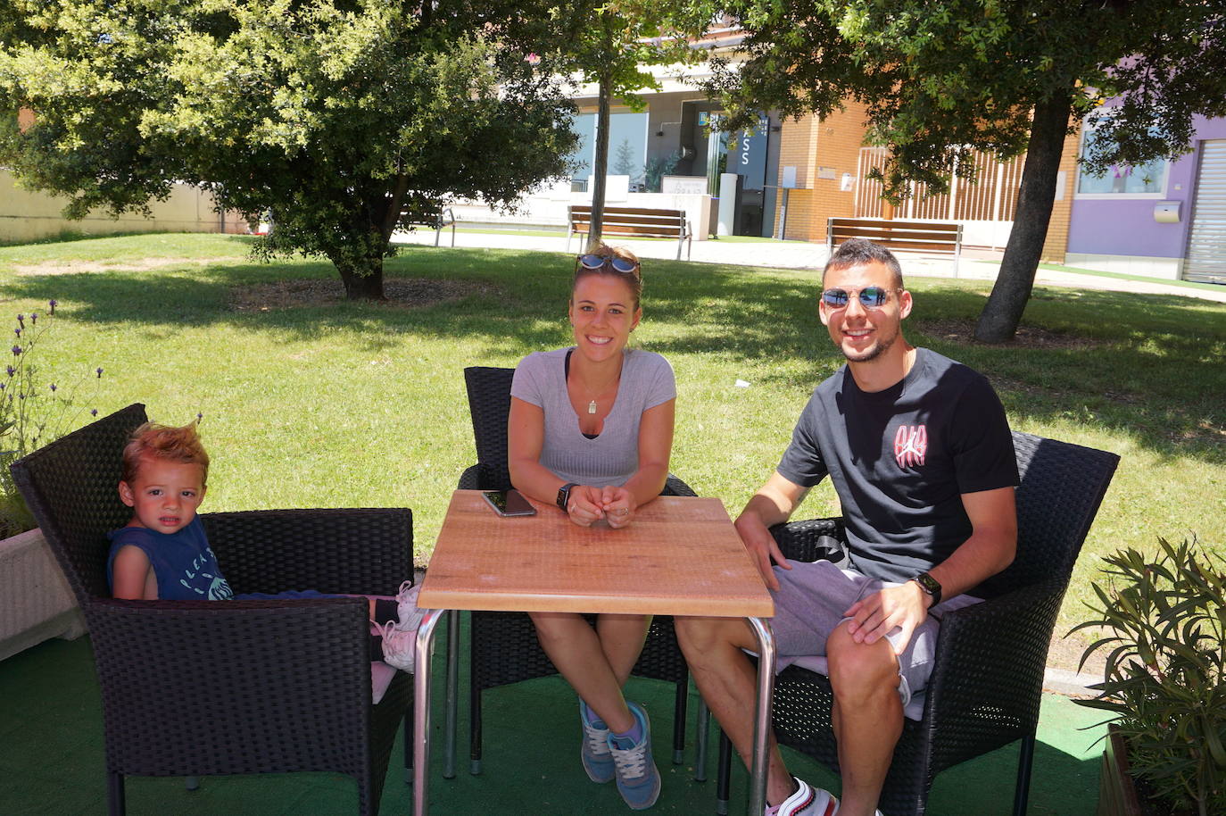 Un grupo de amigos residentes en Arroyo volvió a poder reunirse 73 días después en una terraza de la Plaza de España de La Flecha. 