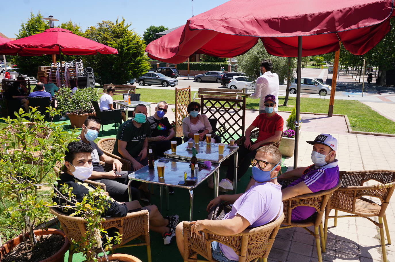 Un grupo de amigos residentes en Arroyo volvió a poder reunirse 73 días después en una terraza de la Plaza de España de La Flecha. 