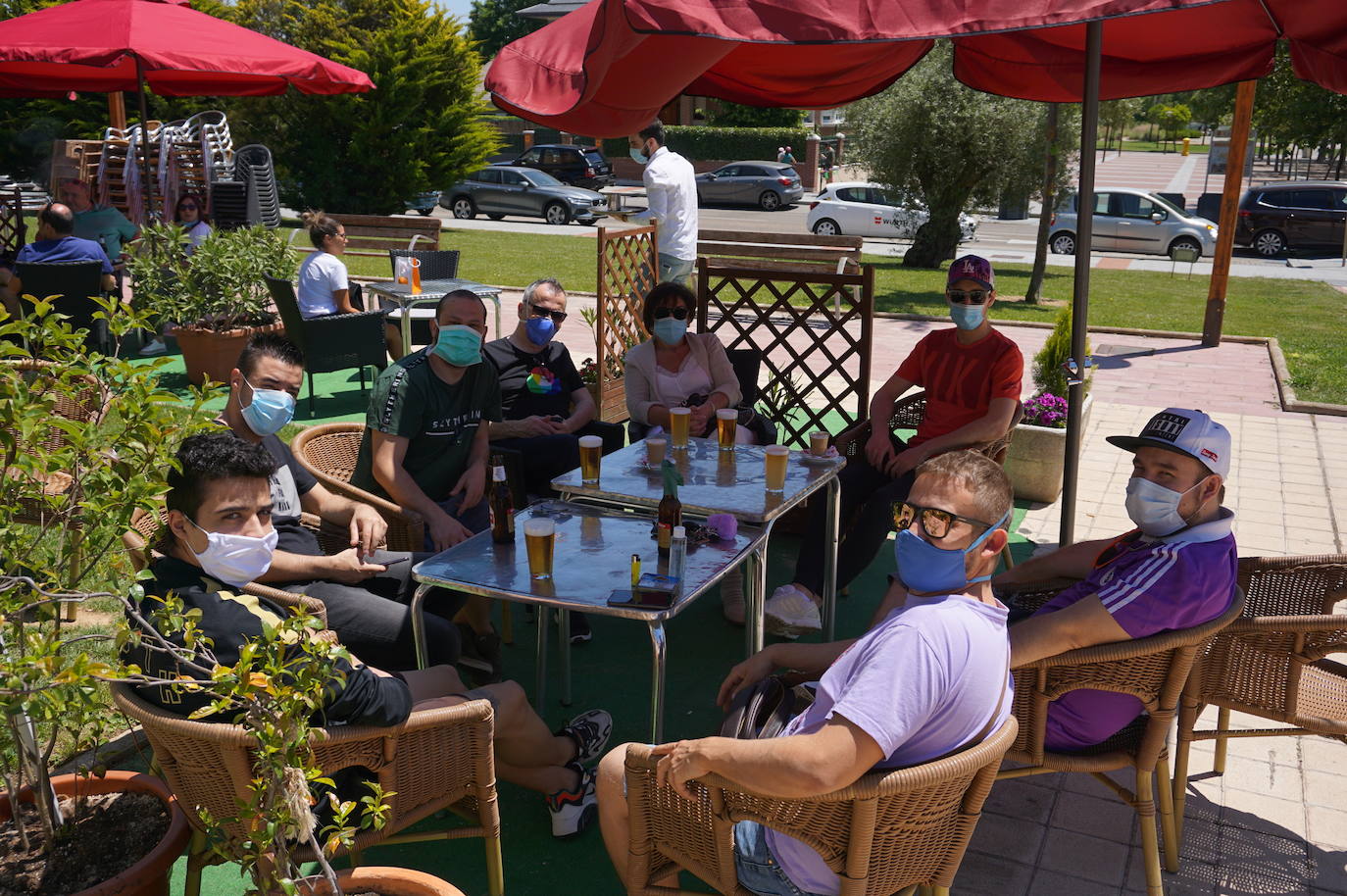 Un grupo de amigos residentes en Arroyo volvió a poder reunirse 73 días después en una terraza de la Plaza de España de La Flecha. 