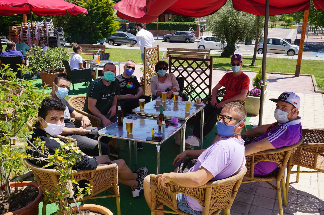 Un grupo de amigos residentes en Arroyo volvió a poder reunirse 73 días después en una terraza de la Plaza de España de La Flecha. 