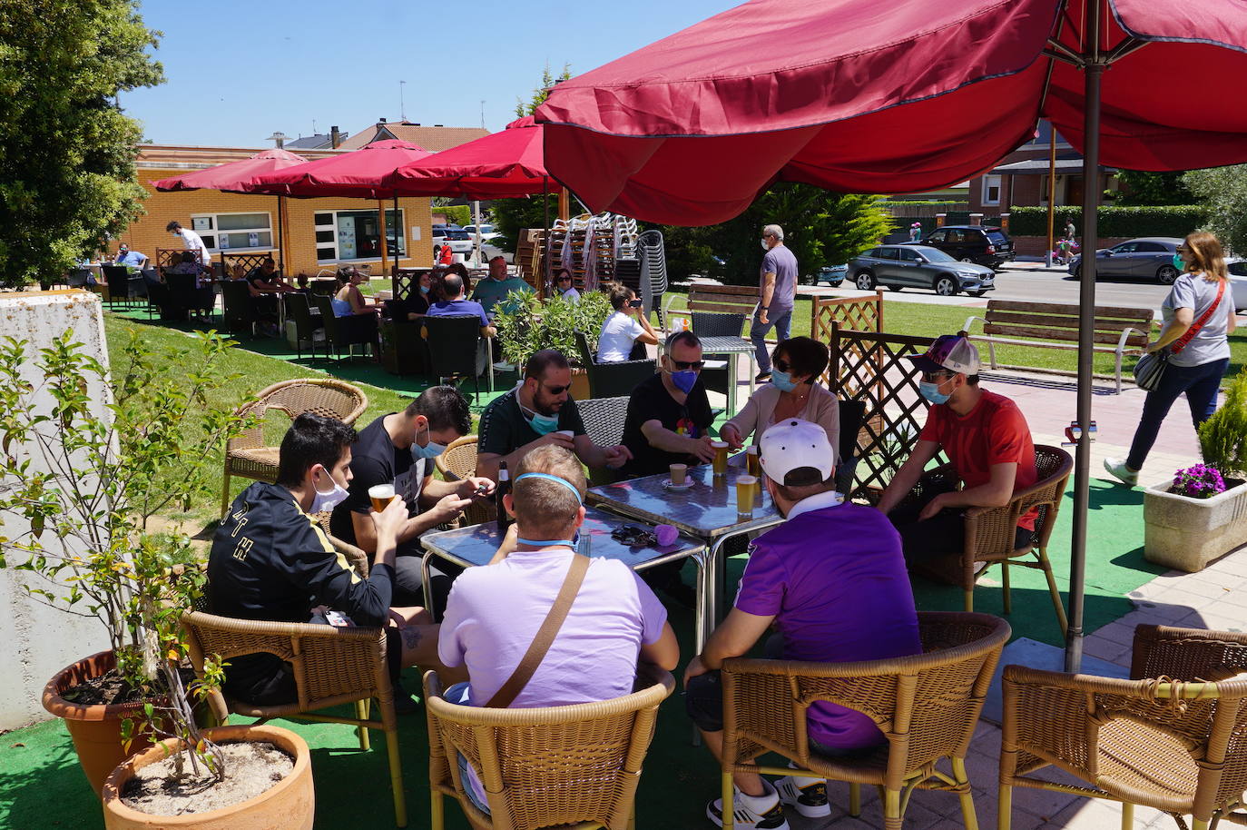 Un grupo de amigos residentes en Arroyo volvió a poder reunirse 73 días después en una terraza de la Plaza de España de La Flecha. 