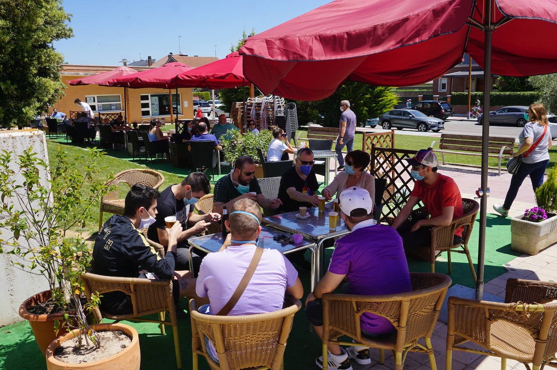 Un grupo de amigos residentes en Arroyo volvió a poder reunirse 73 días después en una terraza de la Plaza de España de La Flecha. 