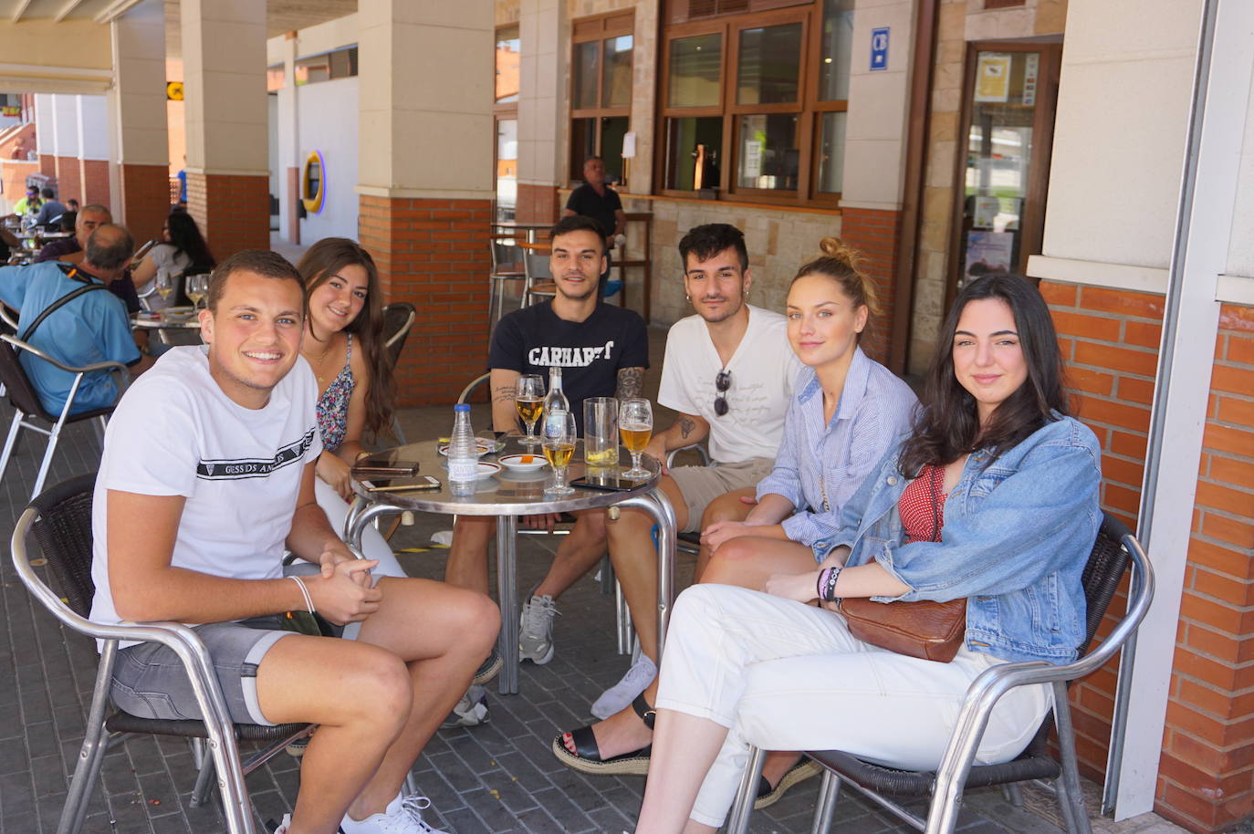 Un grupo de amigos residentes en Arroyo volvió a poder reunirse 73 días después en una terraza de la Plaza de España de La Flecha. 