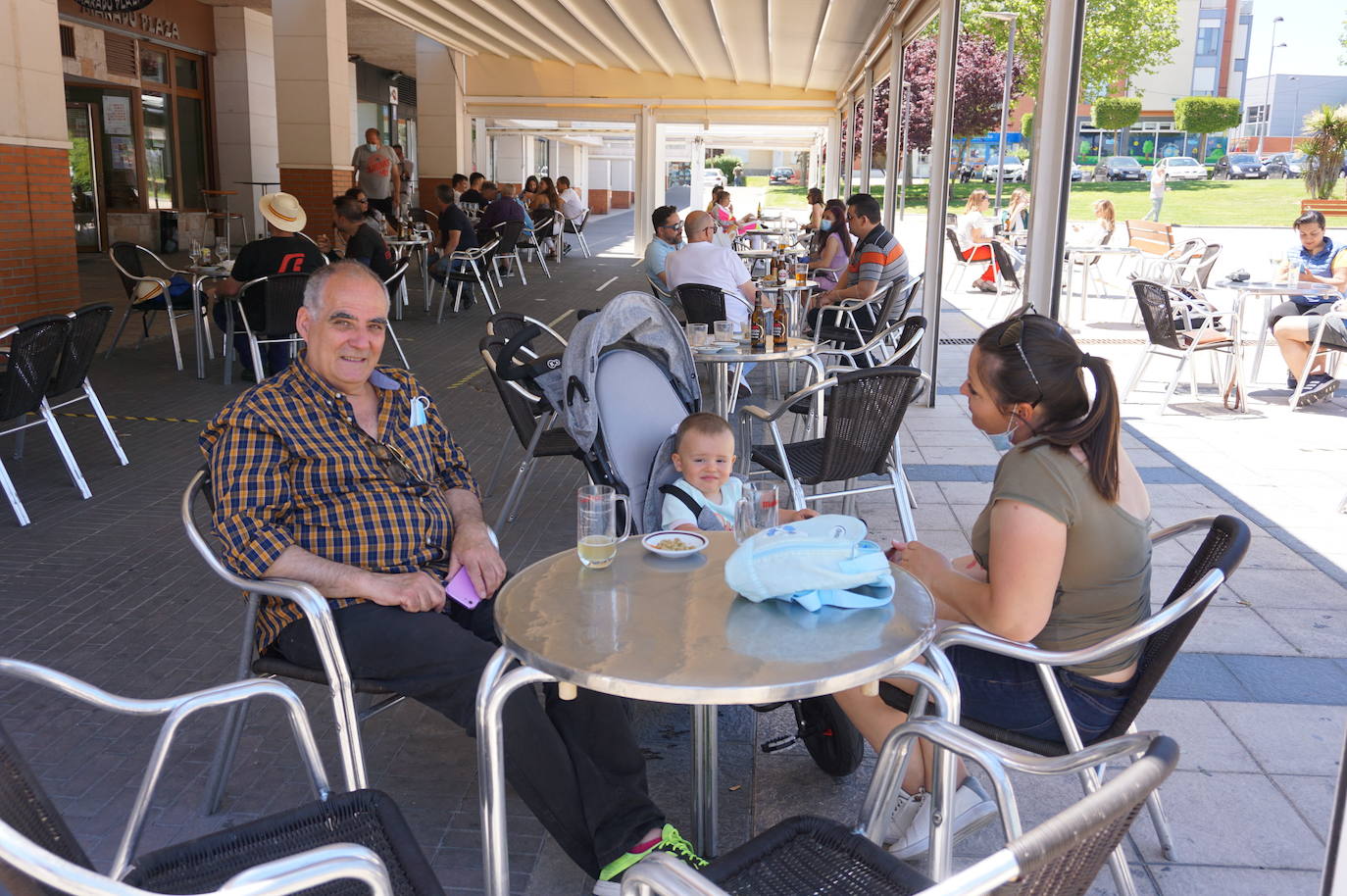 Un grupo de amigos residentes en Arroyo volvió a poder reunirse 73 días después en una terraza de la Plaza de España de La Flecha. 