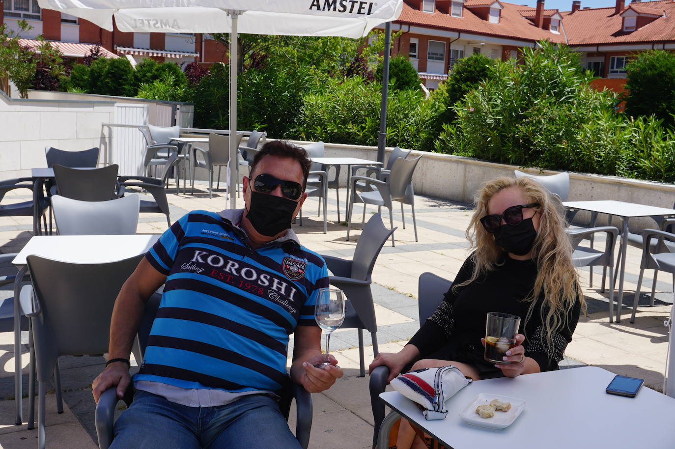 Un grupo de amigos residentes en Arroyo volvió a poder reunirse 73 días después en una terraza de la Plaza de España de La Flecha. 