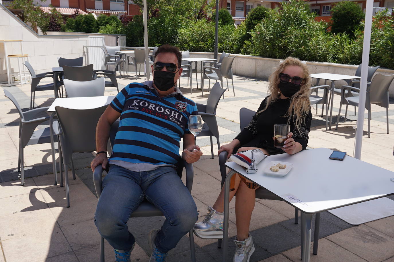 Un grupo de amigos residentes en Arroyo volvió a poder reunirse 73 días después en una terraza de la Plaza de España de La Flecha. 