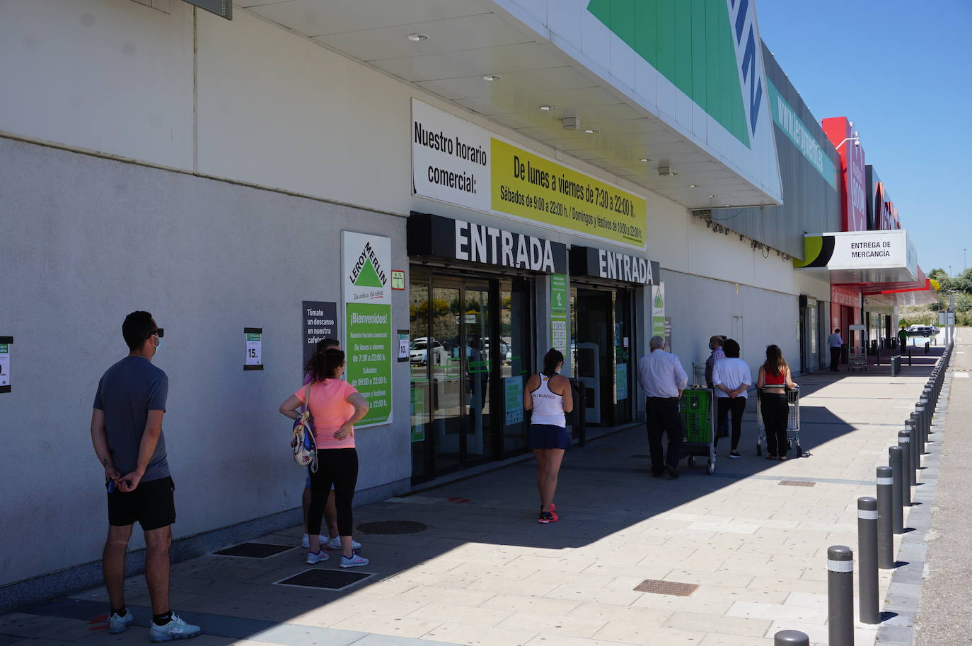 Las primeras clientes fueron atendidas en Merkal por las dependientas, con medidas de protección y cintas que limitan la superficie de la tienda a 400 metros cuadrados. 