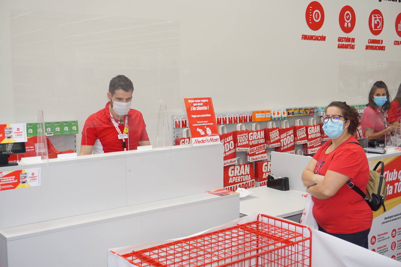 Las primeras clientes fueron atendidas en Merkal por las dependientas, con medidas de protección y cintas que limitan la superficie de la tienda a 400 metros cuadrados. 