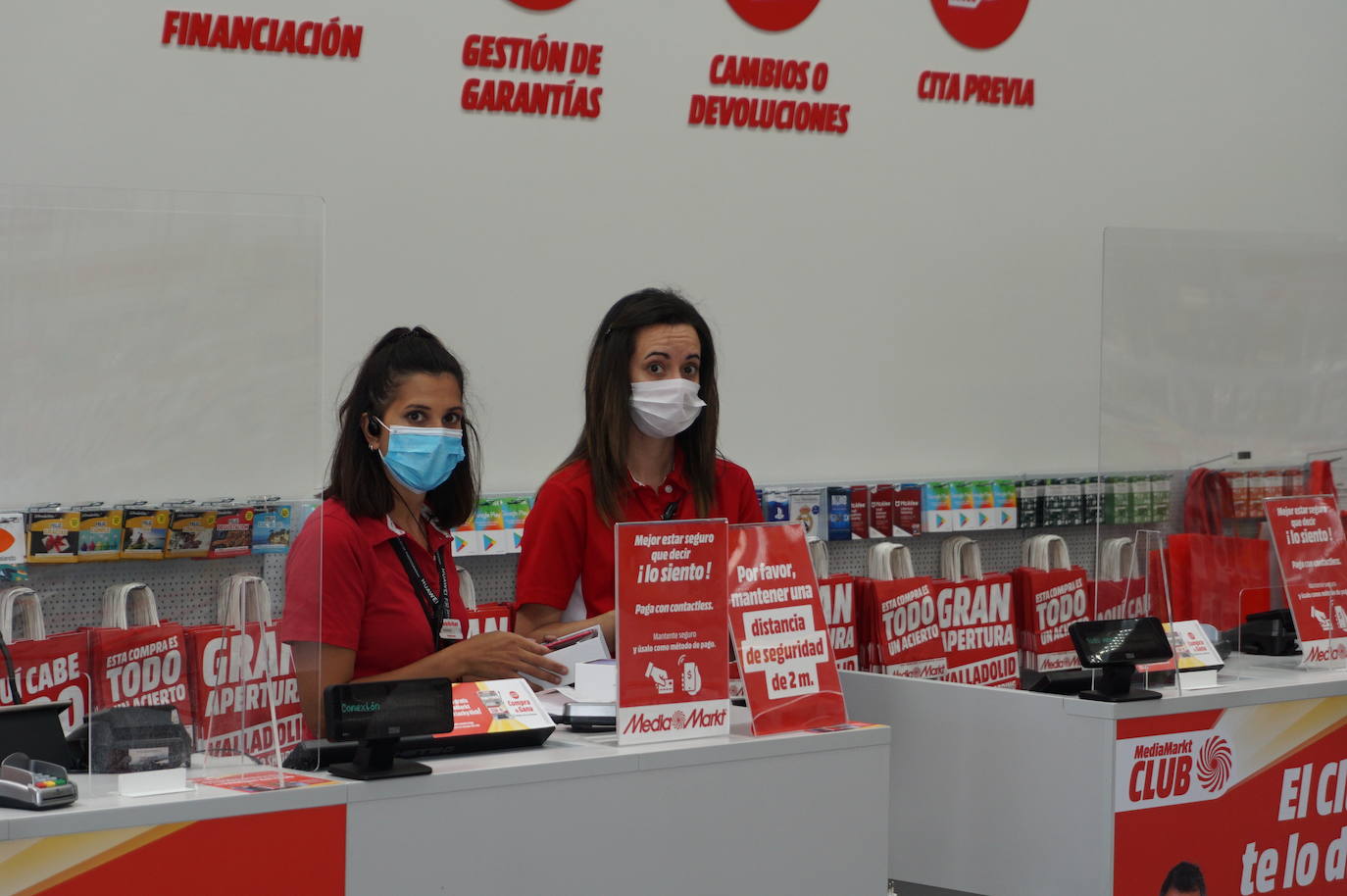 Las primeras clientes fueron atendidas en Merkal por las dependientas, con medidas de protección y cintas que limitan la superficie de la tienda a 400 metros cuadrados. 