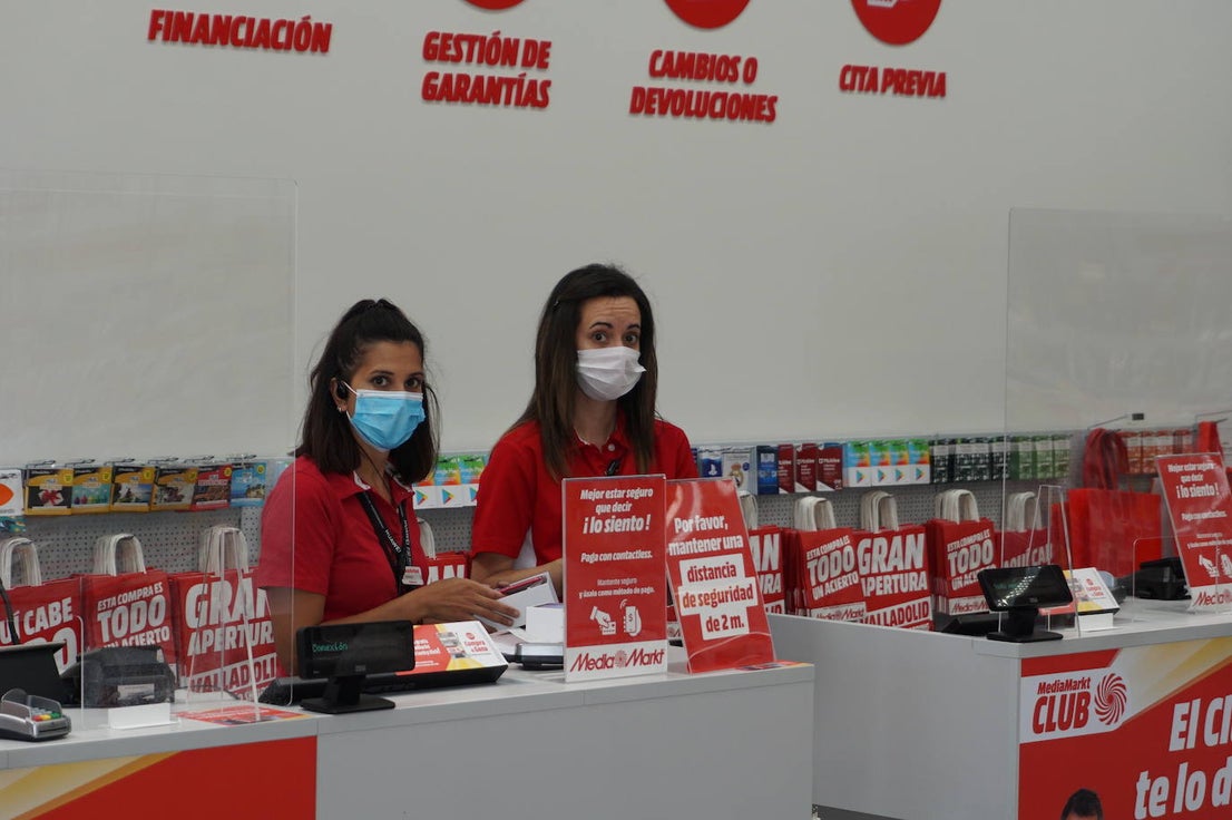 Las primeras clientes fueron atendidas en Merkal por las dependientas, con medidas de protección y cintas que limitan la superficie de la tienda a 400 metros cuadrados. 