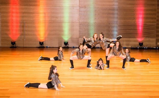 Actuación de las alumnas de la escuela de danza de Arroyo. 