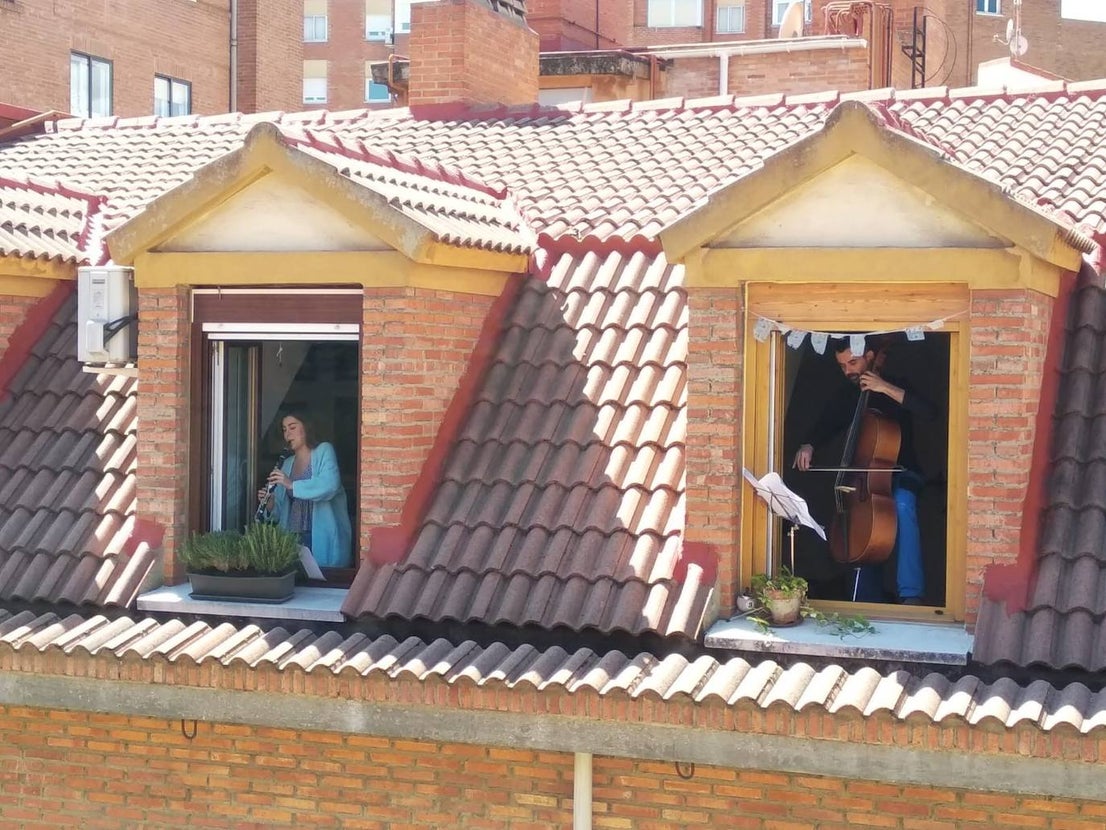 Dos de los músicos de la Sinfónica de Arroyo ensayando en su vivienda durante el confinamiento. 