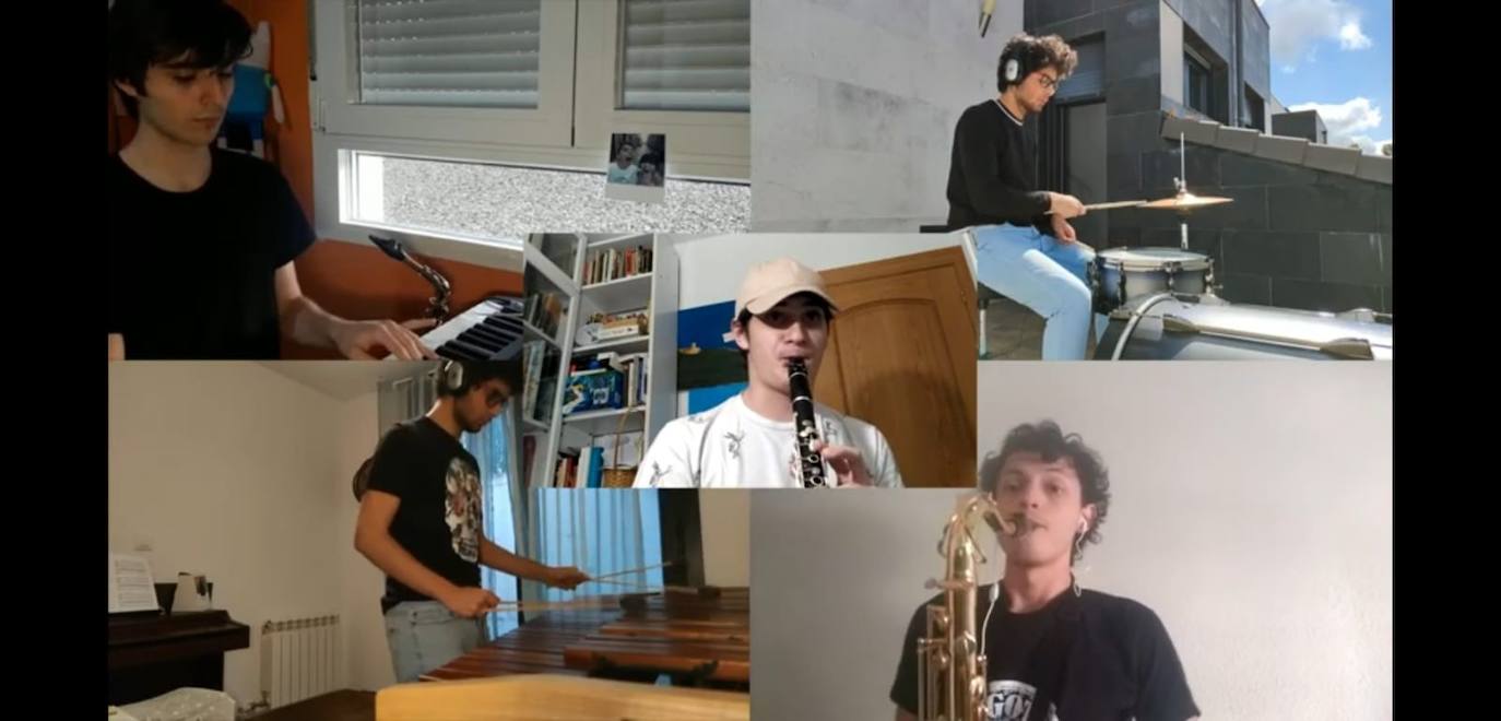 Dos de los músicos de la Sinfónica de Arroyo ensayando en su vivienda durante el confinamiento. 