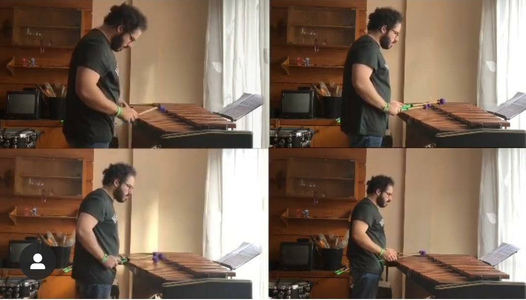 Dos de los músicos de la Sinfónica de Arroyo ensayando en su vivienda durante el confinamiento. 