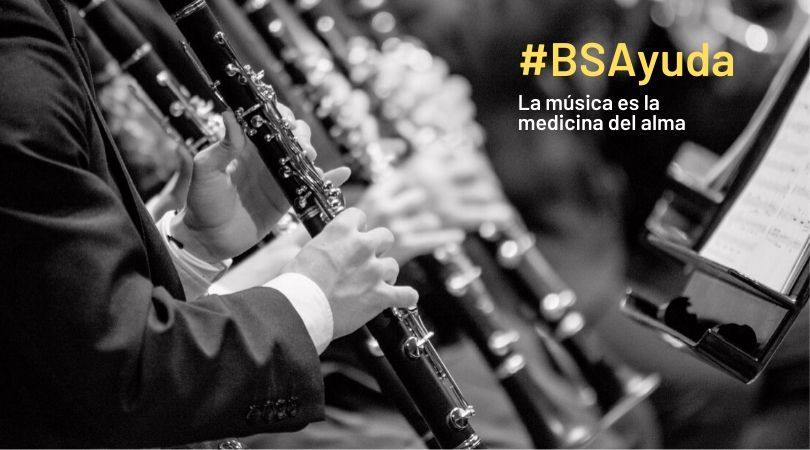 Dos de los músicos de la Sinfónica de Arroyo ensayando en su vivienda durante el confinamiento. 