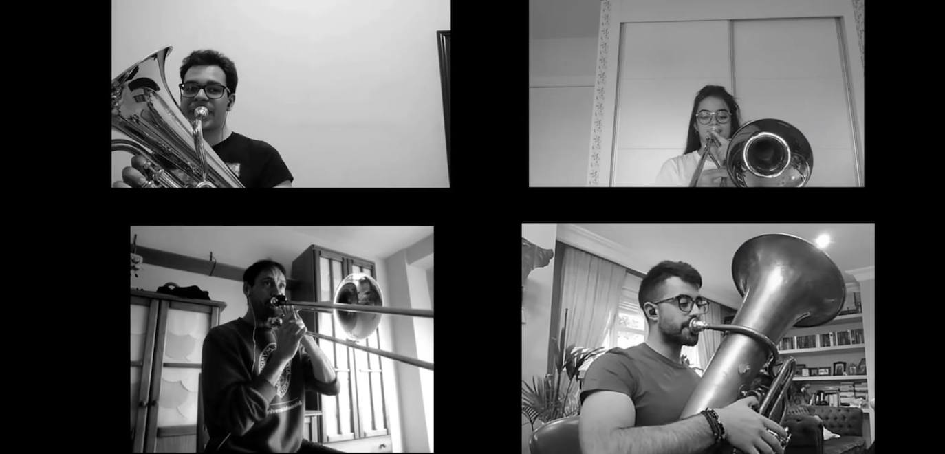 Dos de los músicos de la Sinfónica de Arroyo ensayando en su vivienda durante el confinamiento. 