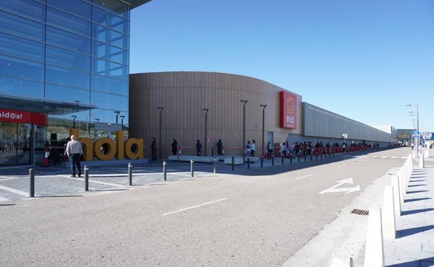 Hubo largas colas para acceder a RÍO Shopping. 