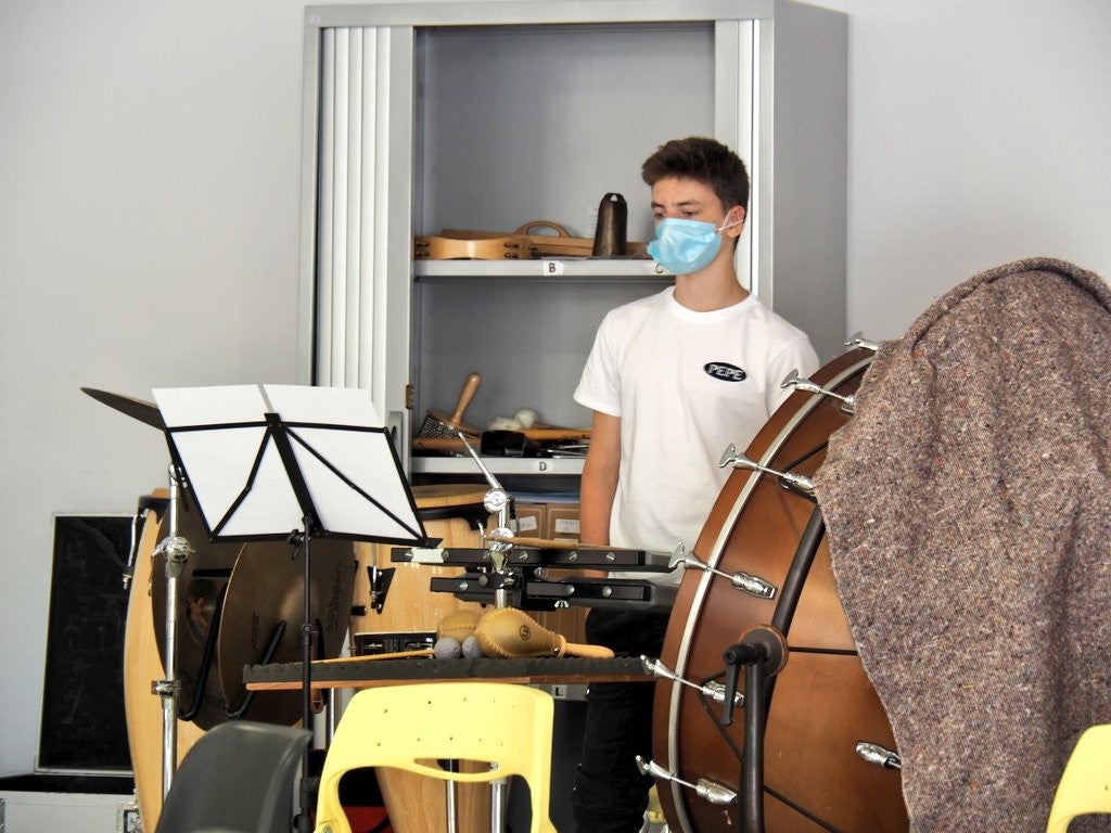 Las mascarillas se han convertido en un elemento más de los músicos. 