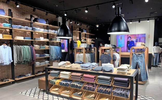 Interior de la tienda de Scalpers en Arroyo. 