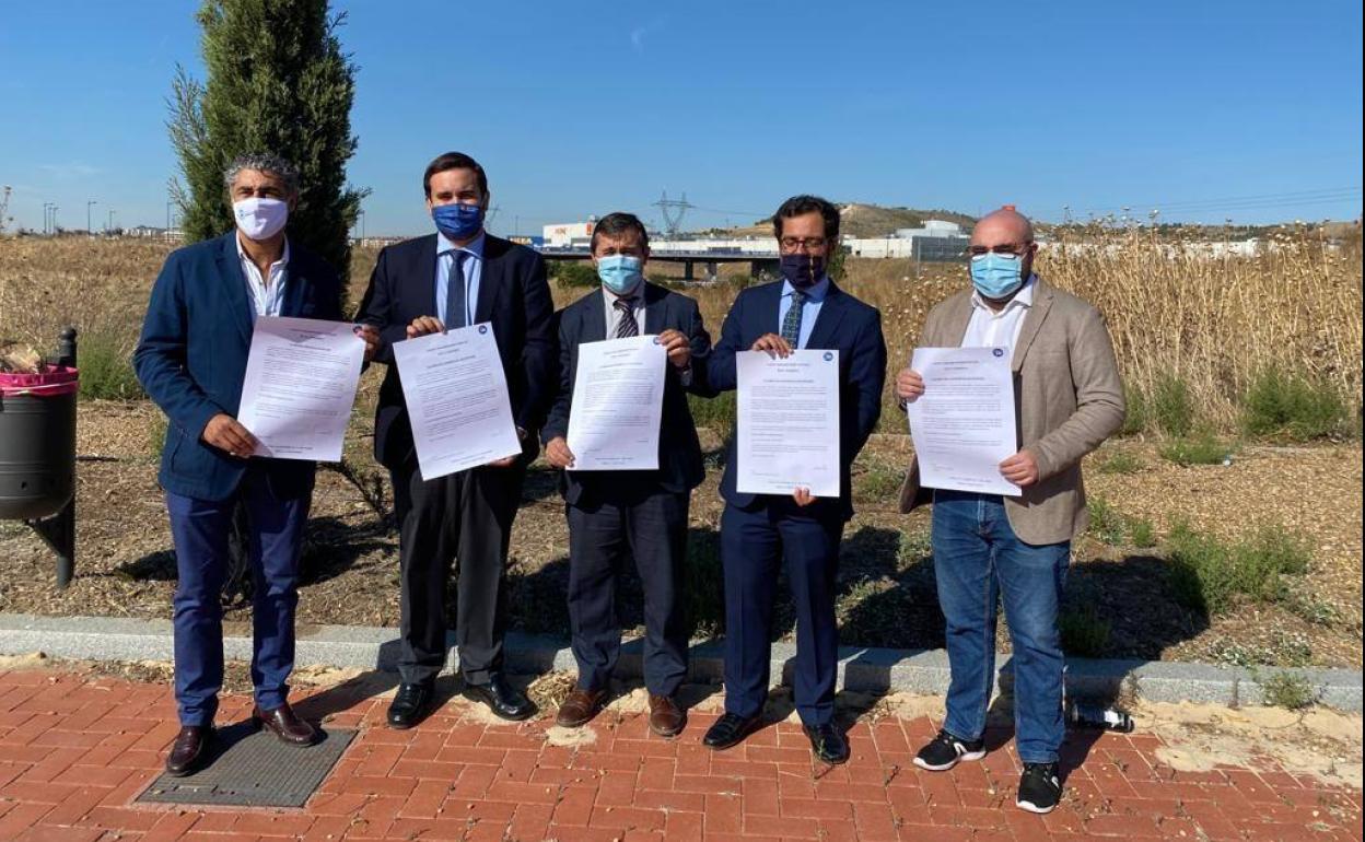 Los parlamentarios y concejales de Arroyo, todos del Partido Popular, explicaron las alegaciones presentadas en Madrid. 