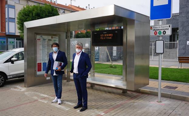 Marquesina de la Plaza España de La Flecha con toda la nueva cartelería y los paneles informativos. 