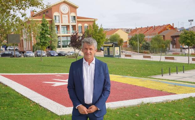Sarbelio Fernández en la Plaza España de La Flecha durante la entrevista. 